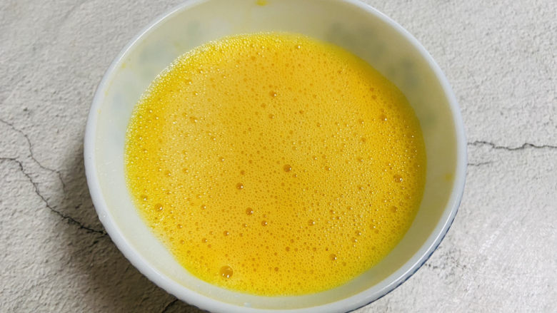豆腐鸡蛋羹,鸡蛋打散加入温水再次打散均匀(蛋液和水1:1.5)