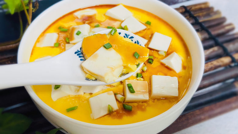 豆腐鸡蛋羹,豆腐鸡蛋羹鲜香嫩滑,老人小孩都爱吃