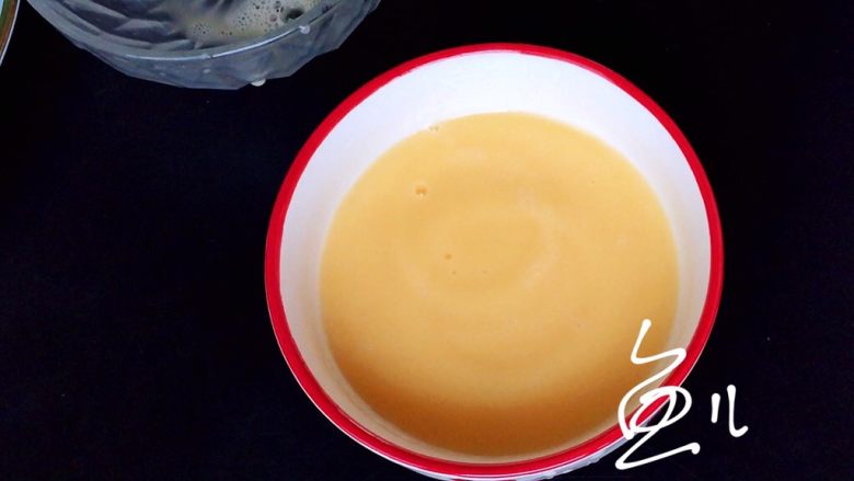 豆腐鸡蛋羹,过筛后的蛋液细腻没有气泡,备用