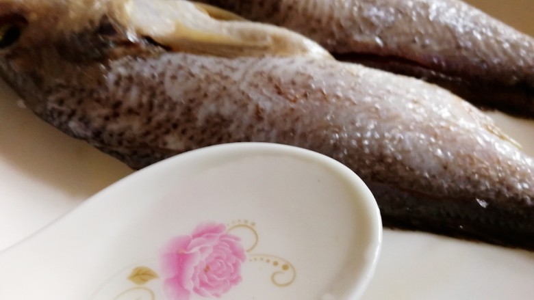 清蒸黄鱼,一勺白酒,均匀摸在黄鱼里外。