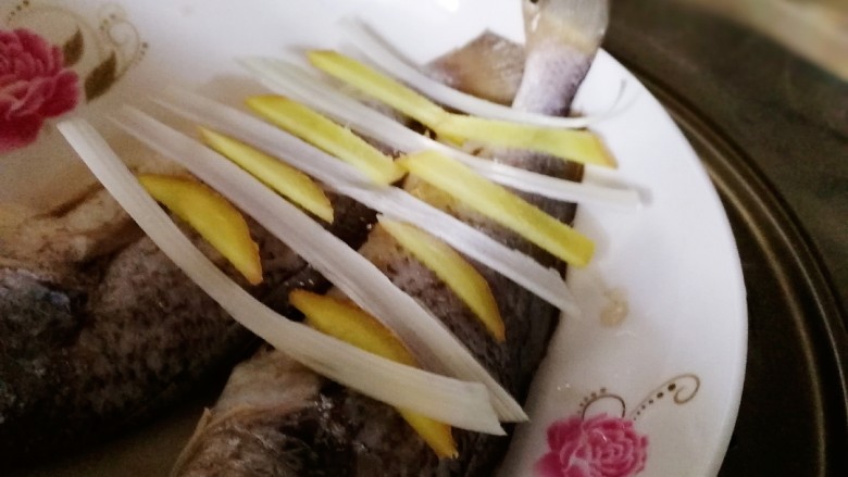 清蒸黄鱼,放入蒸锅,水开蒸8分钟。