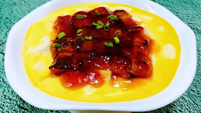 豆腐鸡蛋羹,蒸好的鳗鱼豆腐鸡蛋羹撒上香葱粒就大功告成了