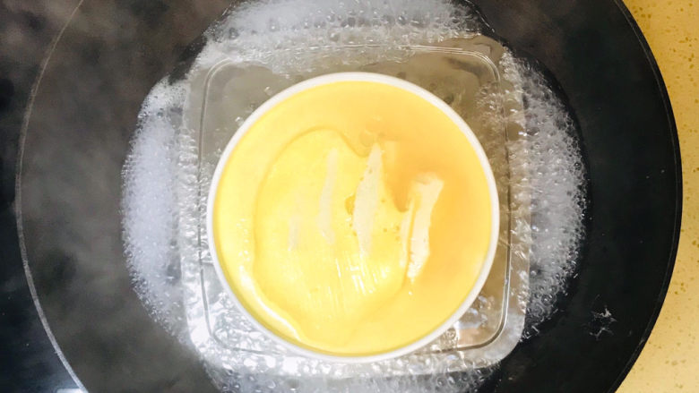 豆腐鸡蛋羹,蒸至八成熟时,揭掉保鲜膜