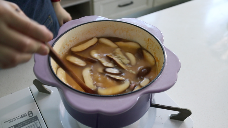 鲍鱼海鲜粥,搅拌均匀,中小火煮10分钟