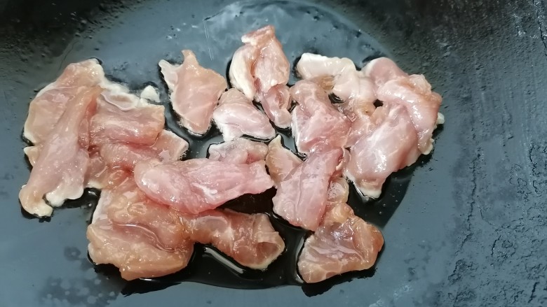 佛手瓜炒肉片,放入肉片翻炒