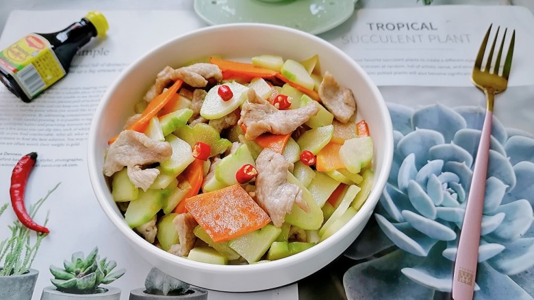 佛手瓜炒肉片,拍上成品图,一道美味又营养的佛手瓜炒肉片就完成了。