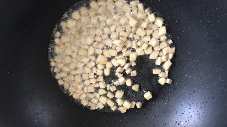 臊子面,锅里留底油,下豆腐丁,炸至表面金黄色微焦