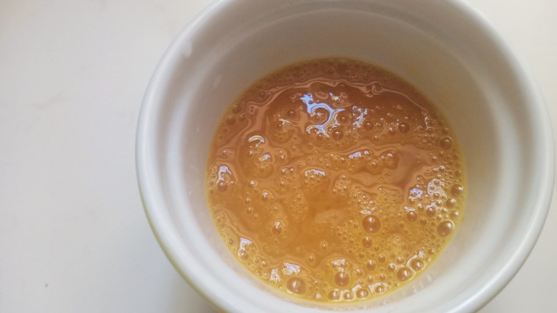 酱油蛋炒饭,如图,用筷子或者叉子提起蛋液像清水一样就可以了