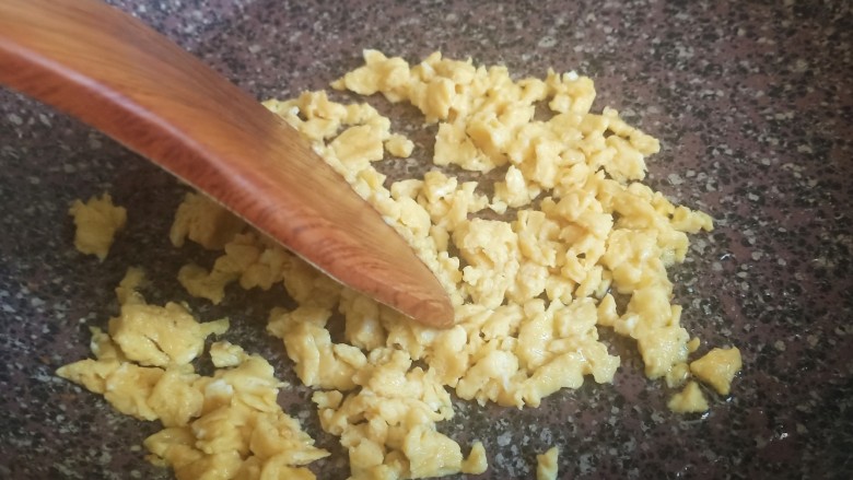 酱油蛋炒饭,利用炒锅的余温,用铲子把鸡蛋炒碎一些。盛出备用。
