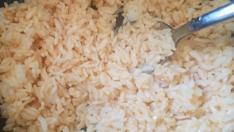 酱油蛋炒饭,用勺子一边翻拌一边压,大概三两分钟米饭都吸收了酱油,颜色我都差不多就可以了