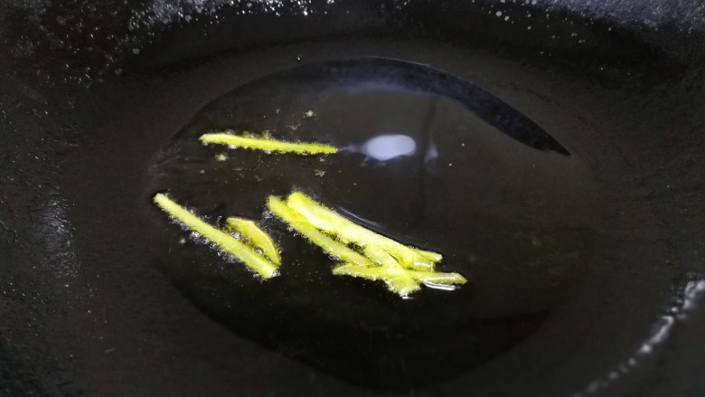 虾皮炒佛手瓜,热锅倒入适量,油热放入姜丝炒香。