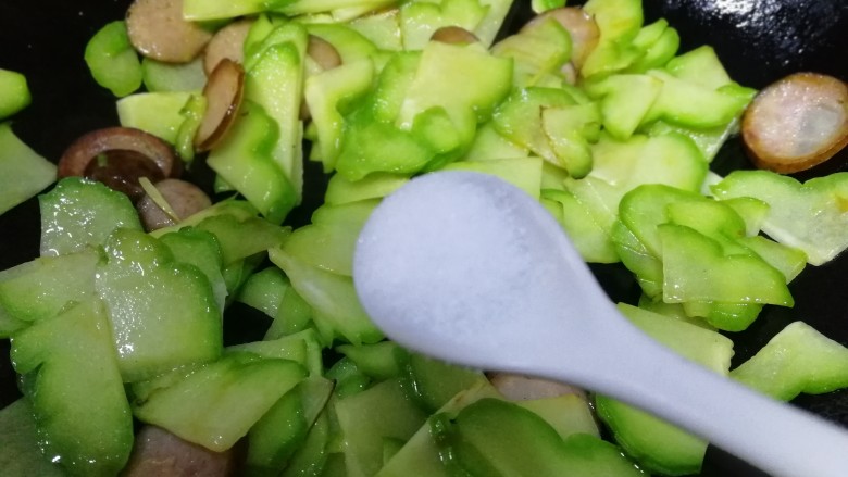 虾皮炒佛手瓜,放半小勺盐,炒匀入味。