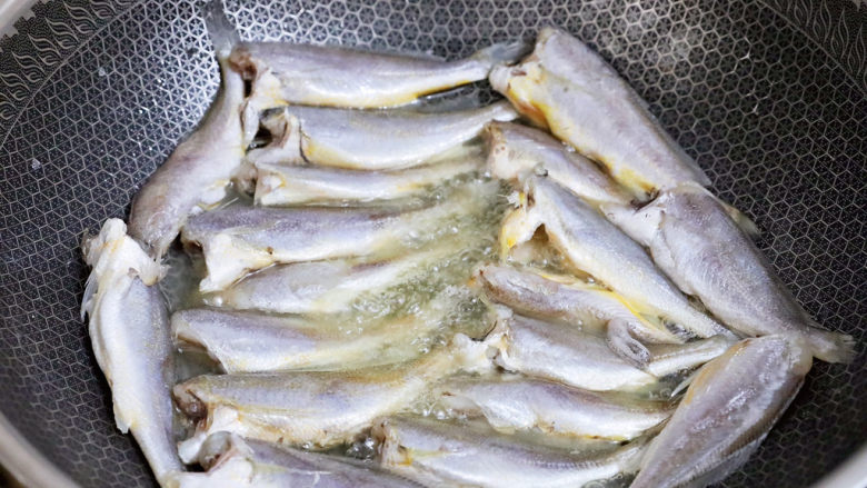 香辣小黄鱼,锅中倒入比炒菜多一倍的食用油烧热,放入小黄鱼,小火煎至表面金黄色
