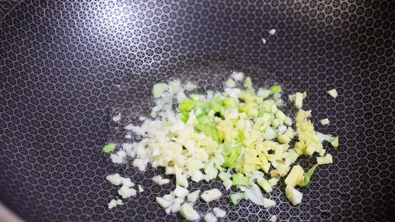 香辣小黄鱼,原锅留底油,放入葱姜蒜