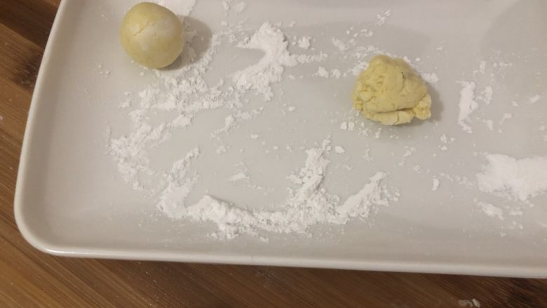 南瓜小圆子,准备无水的碟,撒点粉,防止粘底,取小团搓圆