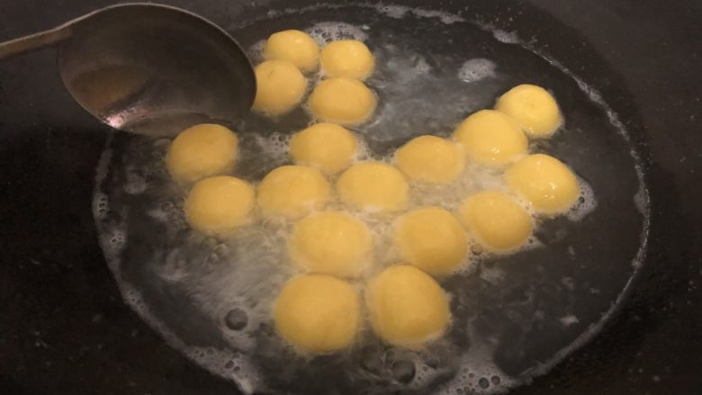 南瓜小圆子,十分钟左右捞起,(也可以浮起来后一分钟捞起)其间要搅一下,防止粘底