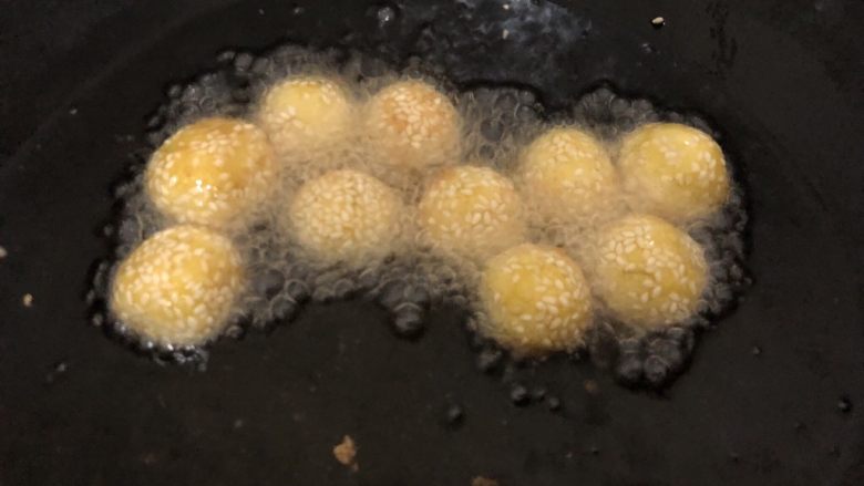 南瓜小圆子,炸二分钟左右即可,中途用筷子翻滚一下