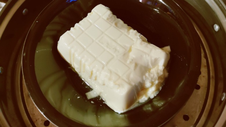 小葱拌豆腐,放入蒸锅,隔水蒸10分钟。
