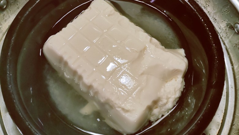 小葱拌豆腐,时间到,豆腐析出一些水分,同时也增加了韧性。