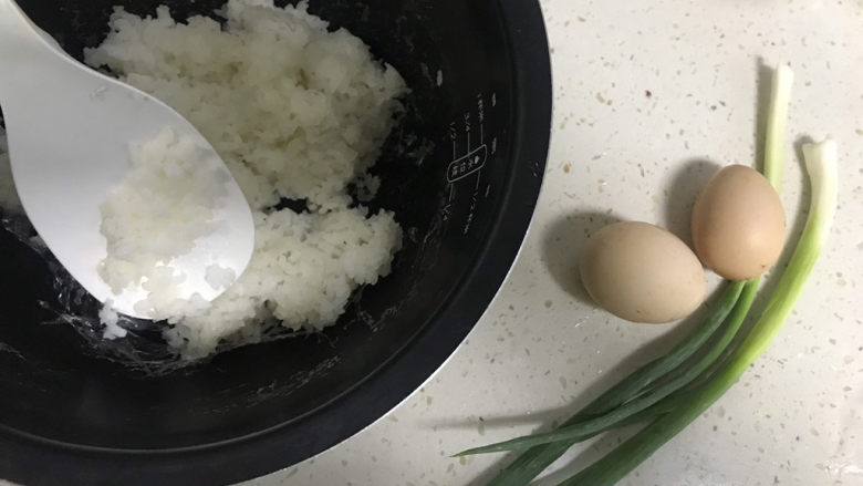 酱油蛋炒饭,准备食材备用