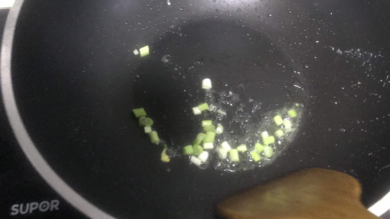 酱油蛋炒饭,锅里留底油,下入葱白爆香