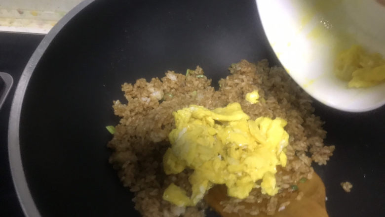 酱油蛋炒饭,再倒入鸡蛋,把鸡蛋炒碎