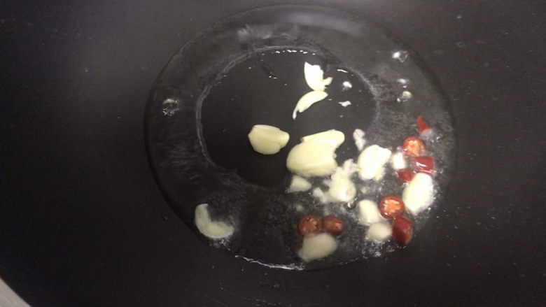 佛手瓜炒肉片,起锅热油,下入辣椒,蒜爆香