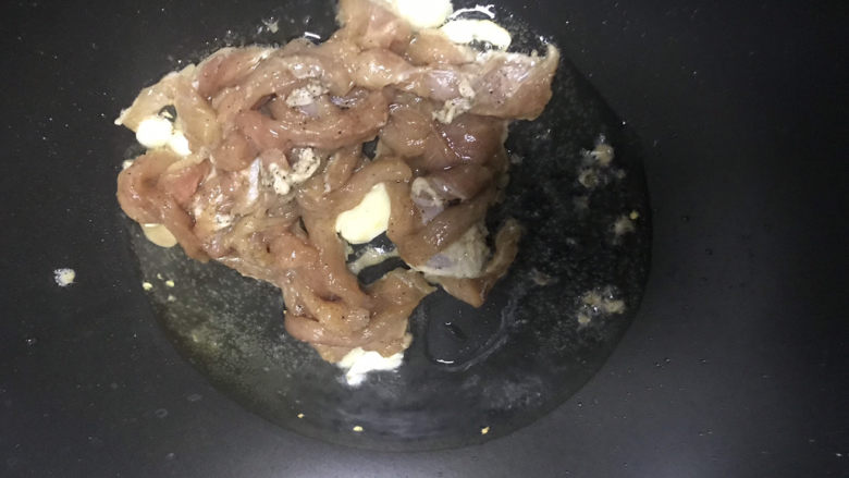 佛手瓜炒肉片,下入肉片翻炒至变色