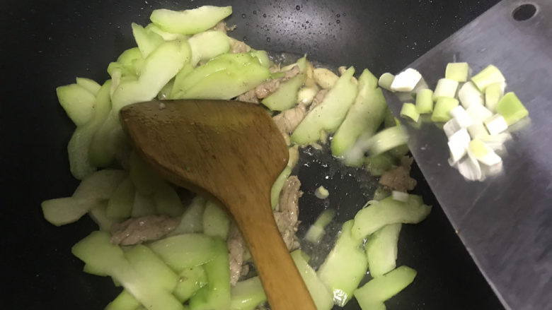 佛手瓜炒肉片,下入葱白,刚开始忘了放了