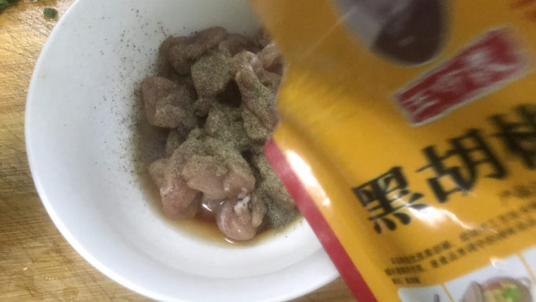 佛手瓜炒肉片,加入适量的<a style='color:red;display:inline-block;' href='/shicai/ 134340'>黑胡椒粉</a>,抓拌均匀腌制10分钟