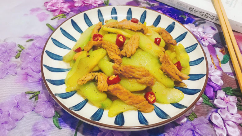 佛手瓜炒肉片,盛入盘中,完成!