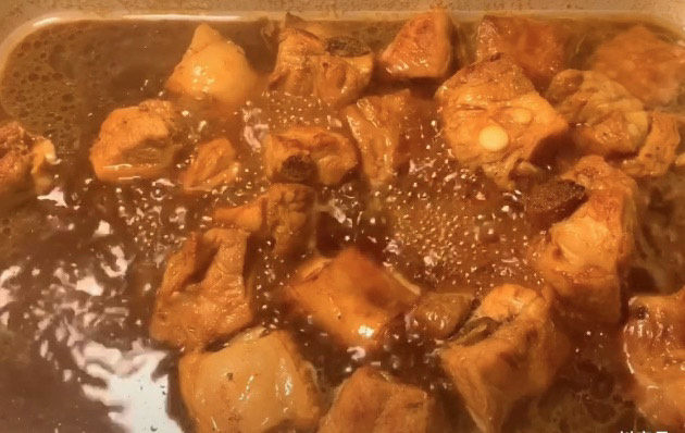 土豆排骨焖饭,十五分钟后,汤汁变少了,排骨也上色了,这时候的排骨也已经很好吃了,妥妥的酱香排骨。不过不要急,把美味留在后面。
