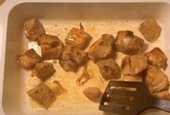 土豆排骨焖饭,熬出糖色后,加入排骨翻炒,这样排骨就会裹上一层焦黄色,同样糖的加入也可以增加肉的鲜味
