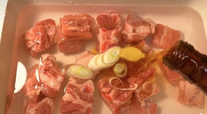 土豆排骨焖饭,排骨冷水下锅,加入葱姜料酒去腥,煮十分钟,煮出血沫