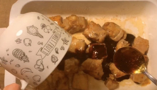 土豆排骨焖饭,倒入前面调好的料汁,翻炒均匀