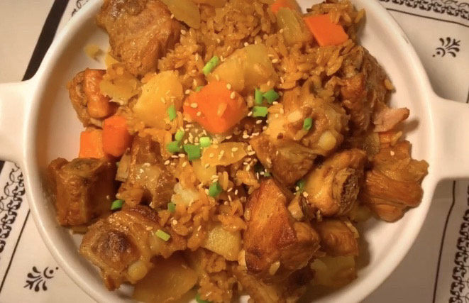 土豆排骨焖饭,直接盛了吃吧,太香了。盛了一碗撒点葱花芝麻拍个照发个朋友圈炫耀一下。你们看到的只是一张图片,殊不知后面有好几个流着口水的人紧紧的盯着它。