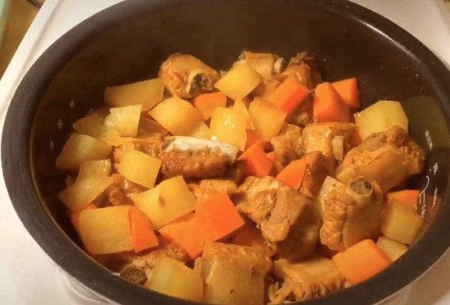 土豆排骨焖饭,正常煮饭键煮熟,再保温焖一会会,煮的时候整个房间都充满了香味。