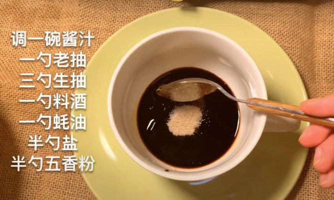 土豆排骨焖饭,然后，来调一个料汁，所需要的调料晰备注在图片上了，或者你喜欢其他口味，也可以按照自己的配方来。