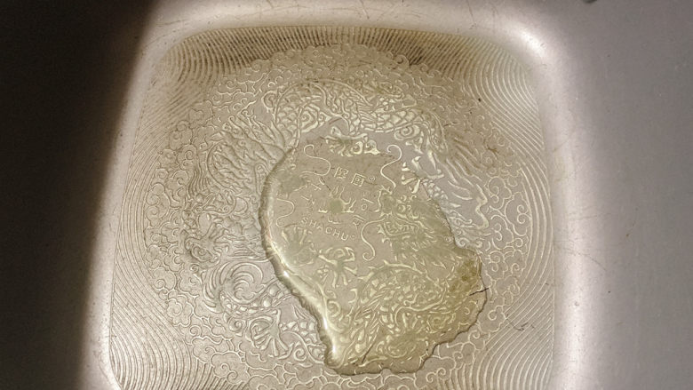 荷包蛋焖面,锅中放入油,油温七八成热。