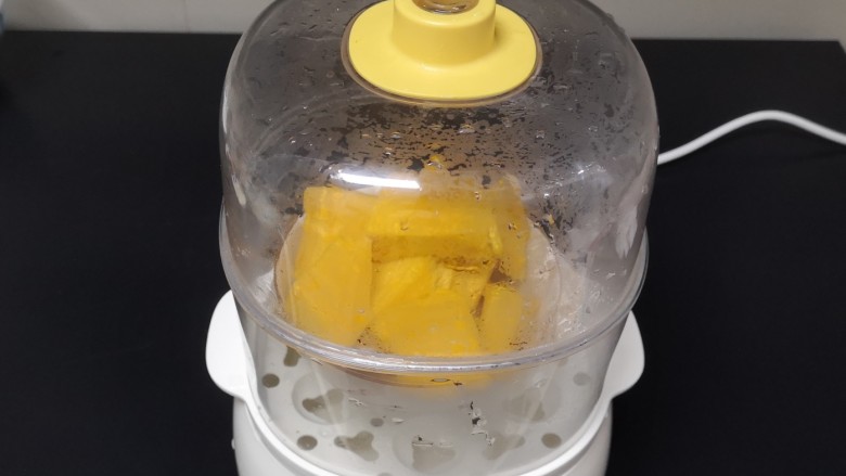 南瓜小圆子,上锅蒸20分钟(火候依所使用工具为准,且每家煤气火力也不同),蒸熟软关火焖5分钟左右