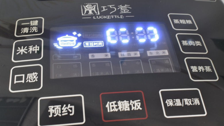 肉沫蒸豆腐,盖上盖子,启动“蒸肉类”蒸10分钟即可