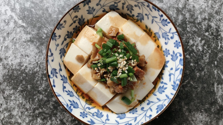 小葱拌豆腐,辣味<a style='color:red;display:inline-block;' href='/shicai/ 157'>小葱</a>拌豆腐完成!