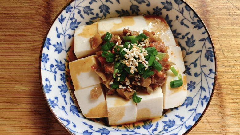 小葱拌豆腐,白<a style='color:red;display:inline-block;' href='/shicai/ 666'>芝麻</a>点缀~
