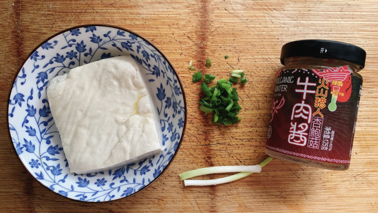 小葱拌豆腐,食材如图，所示示意。杏鲍菇牛肉酱是家里拌饭酱的一种，也可用其他喜欢的辣椒酱代替。