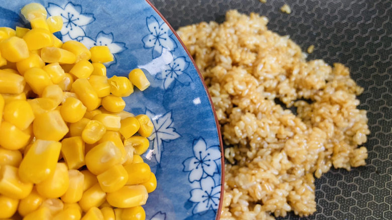 酱油蛋炒饭,倒入玉米粒