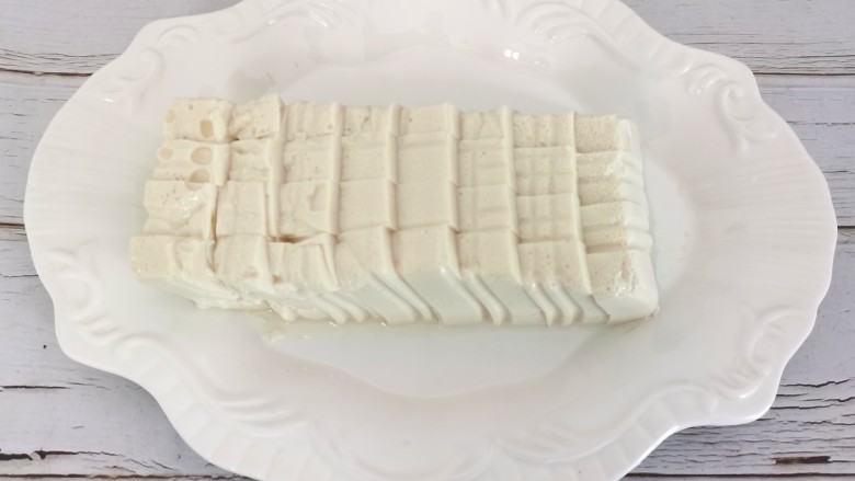 小葱拌豆腐,用刀改成小块