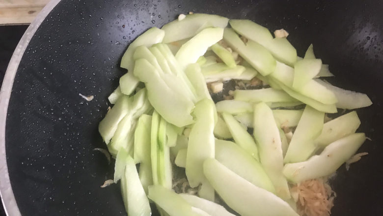 虾皮炒佛手瓜,下入佛手瓜,大火翻炒