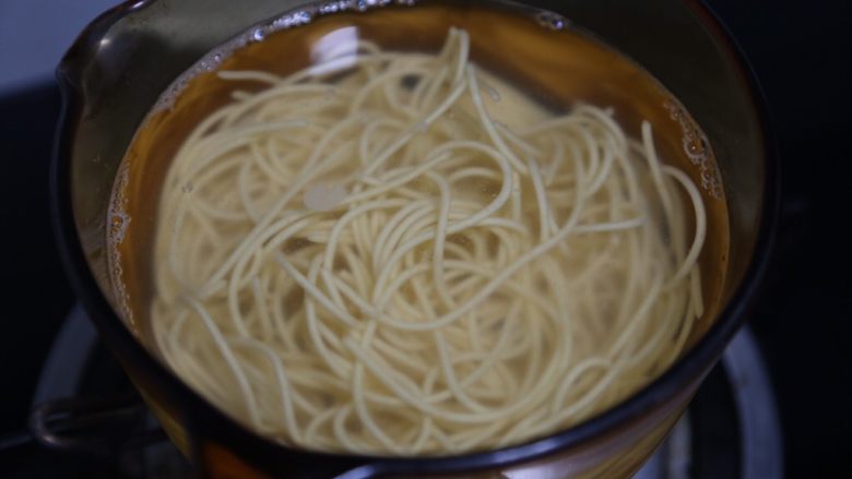 臊子面,锅里烧开水,放入<a style='color:red;display:inline-block;' href='/shicai/ 526'>面条</a>煮