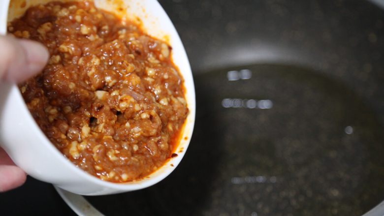 臊子面,锅里烧热油,下肉糜
