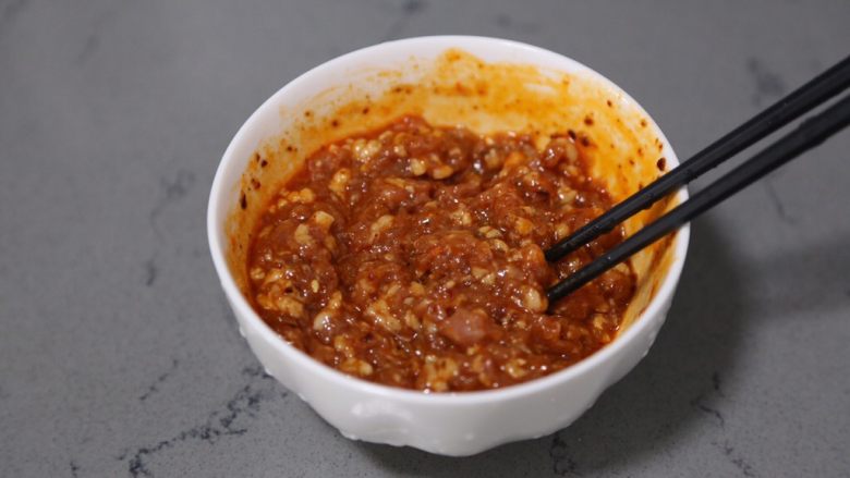 臊子面,搅拌均匀,腌制10分钟